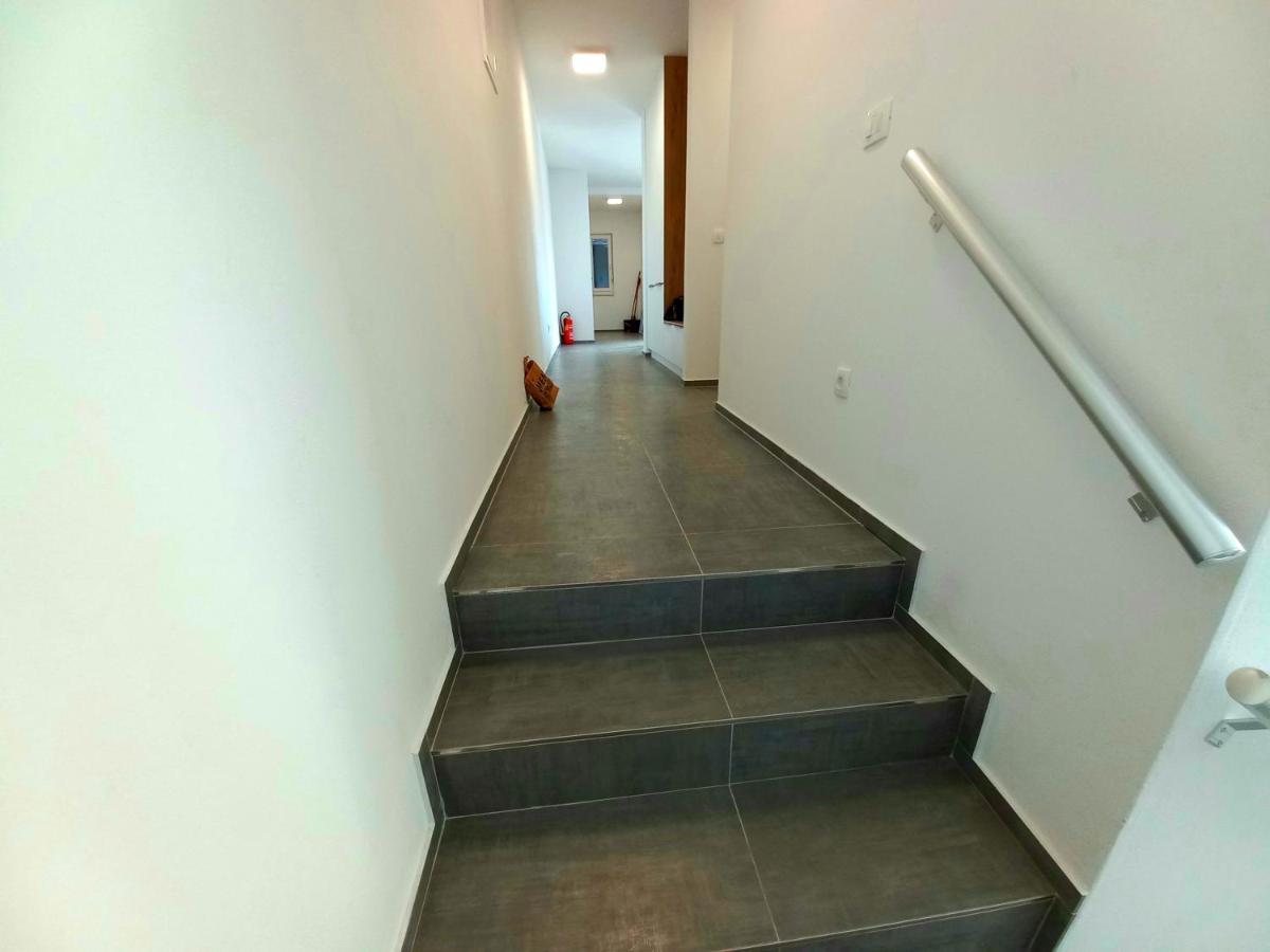 V Apartman Vir