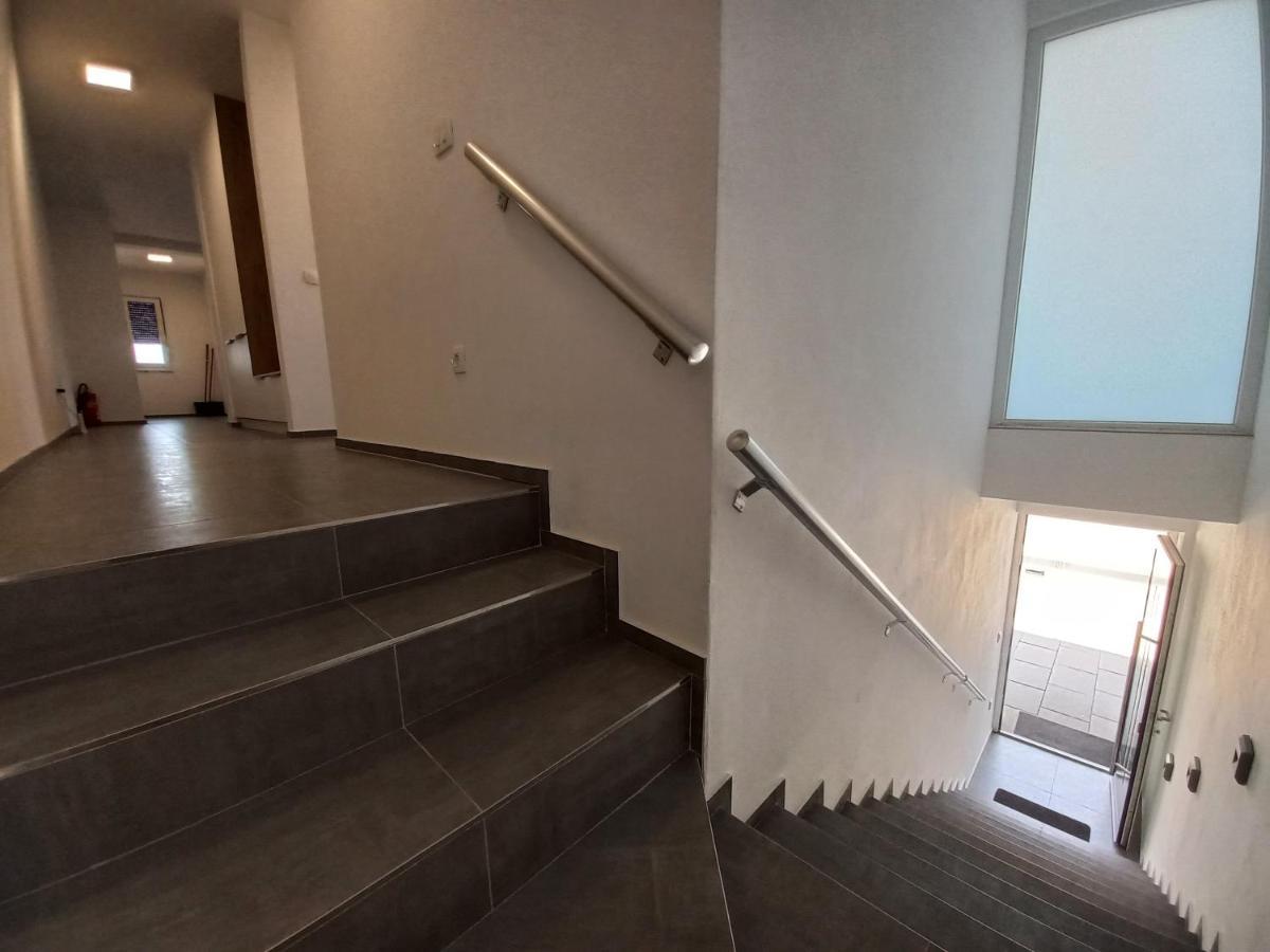 Apartman V *